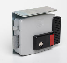 Încarcă imaginea în vizualizatorul Galerie, CISA 11731-60-2N7 – Yală electromagnetică cu buton interior și cilindru exterior, 12 V AC, backset reglabil, pentru porți și uși metalice | Made in Italy