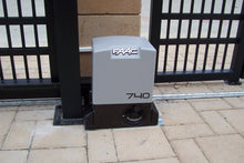 Încarcă imaginea în vizualizatorul Galerie, FAAC DELTA 2 Kit – Kit automatizare poartă culisantă până la 500 kg, motor 740E Z16 SAFE 230V cu centrală integrată și accesorii incluse | Cod 105942